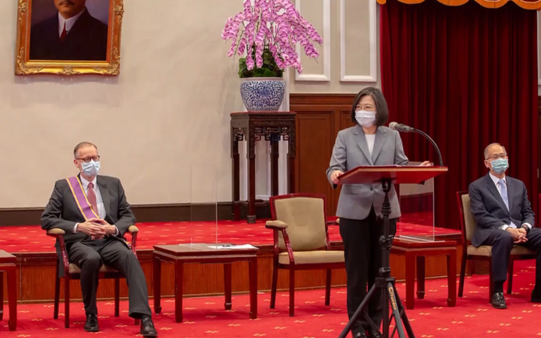 蔡英文亲自颁勋章感谢郦英杰，民进党当局对美彻底效忠