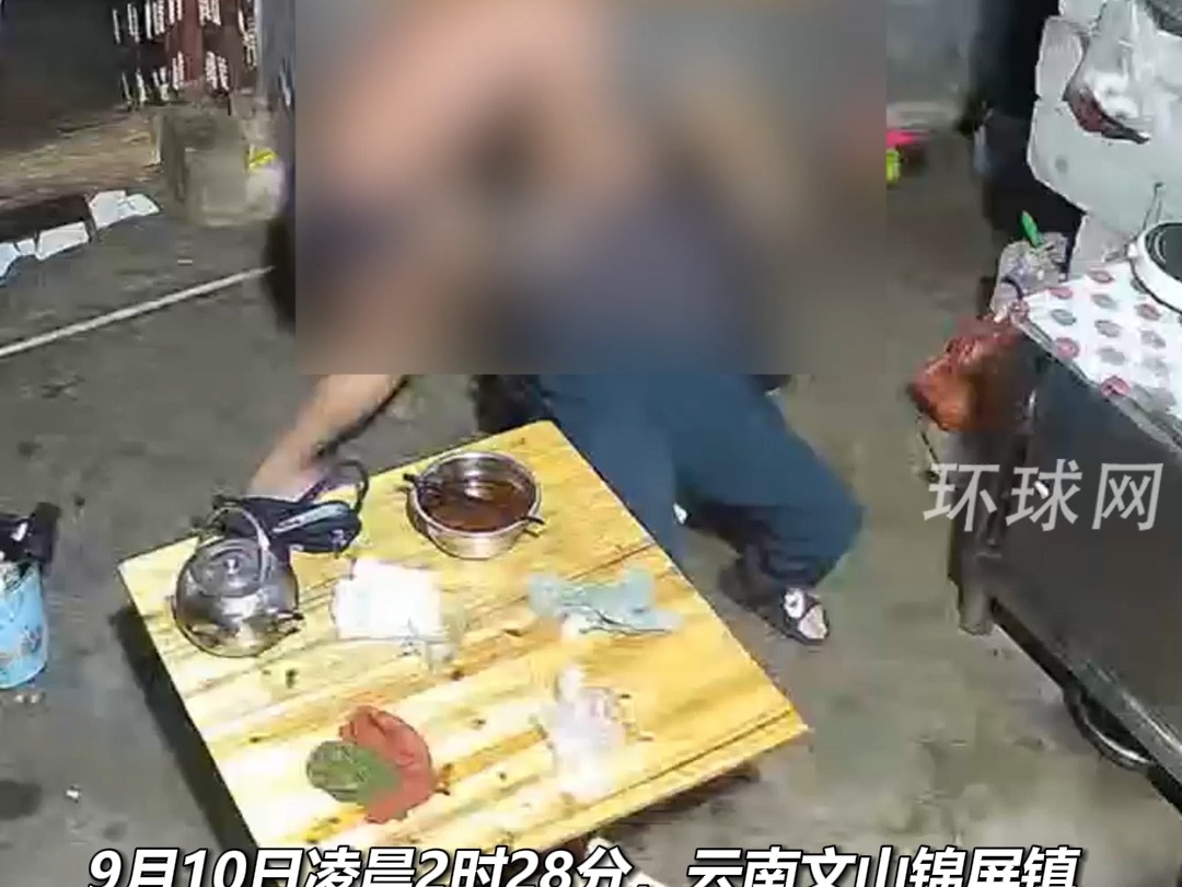 男子殴打七旬母亲，勒住脖子粗暴放倒在地，警方回应：已介入处理