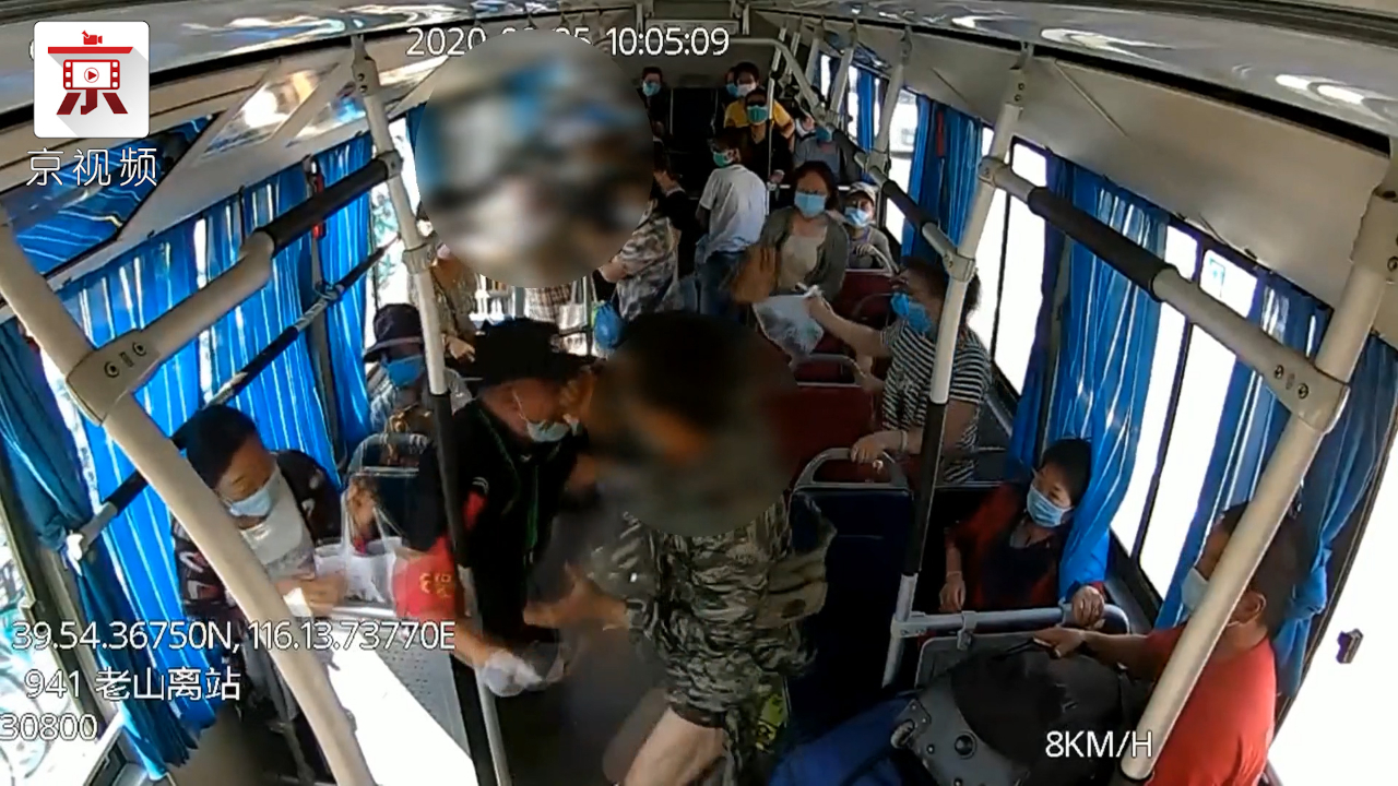 “教科书式”应对！男子公交车内行凶，乘务人员英勇夺刀！