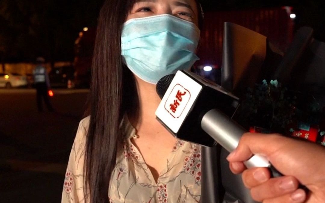 甜到了！小姐姐赶到上海解封小区门口迎接志愿者男友：“我就想抱抱他！”