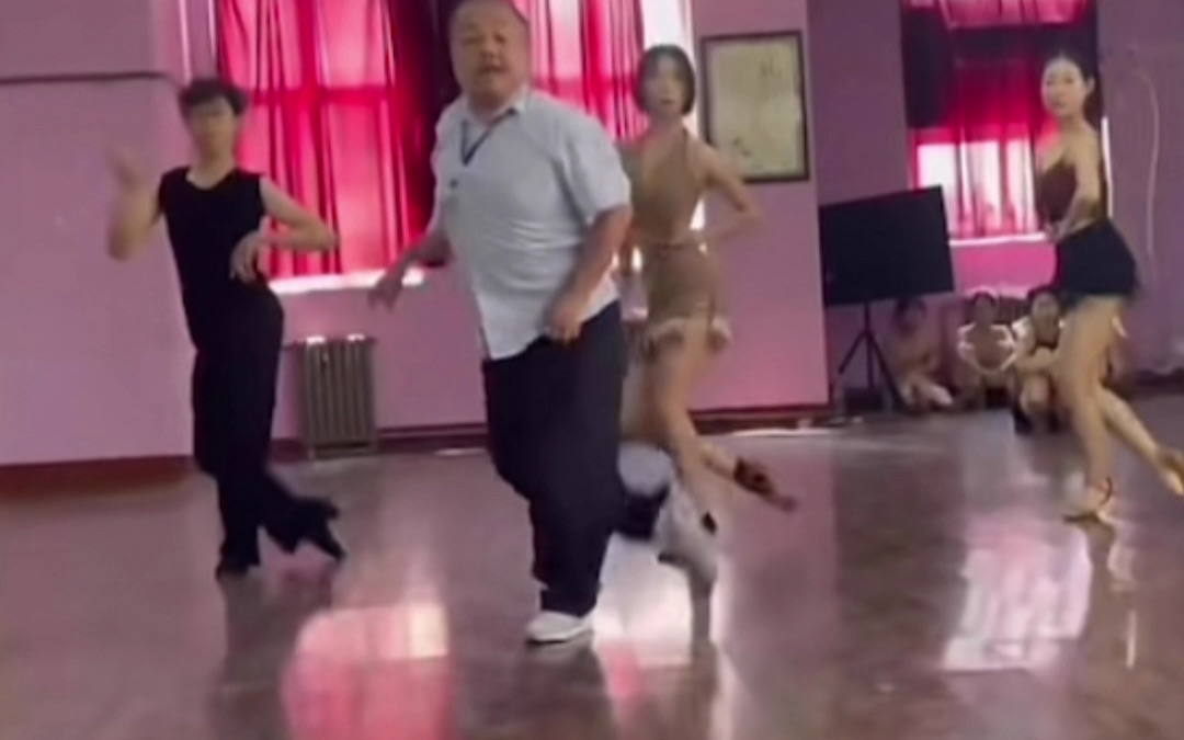 灵活轻盈！第一次见到加大加粗的舞蹈动作