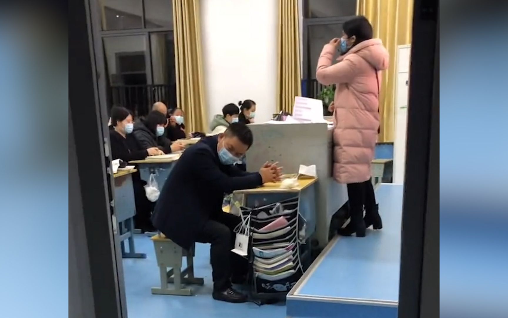 爸爸去参加家长会 刚坐下就觉得不对劲儿 抬头一看尴尬得直扭头