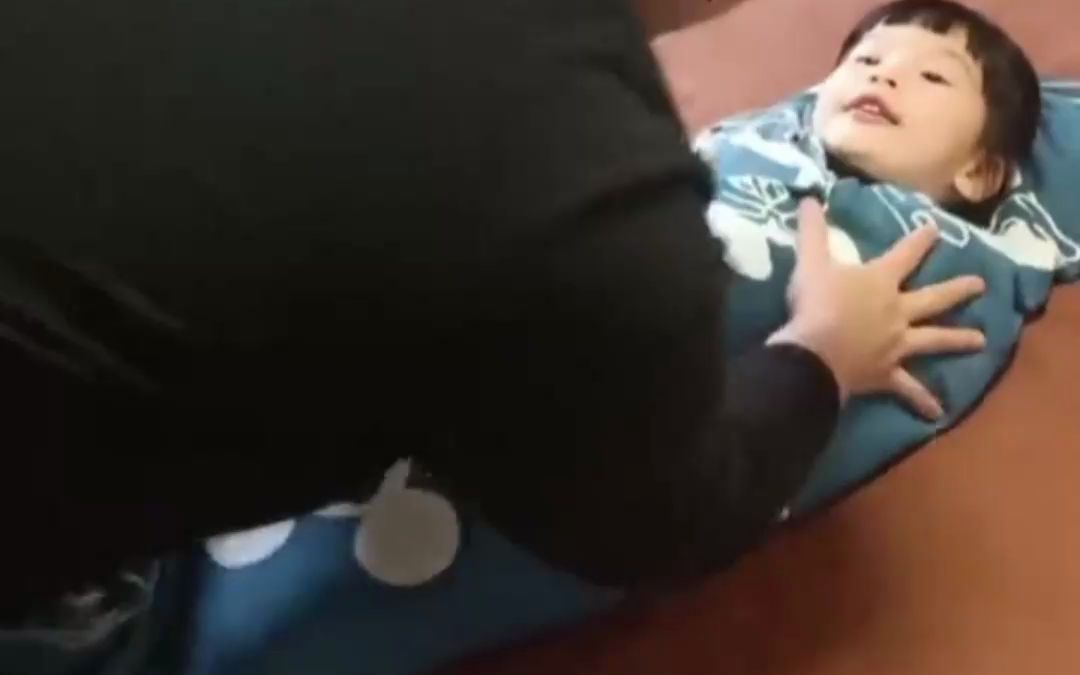 儿媳妇生二胎，医院只让一人陪护，奶奶用大宝录下视频教儿子