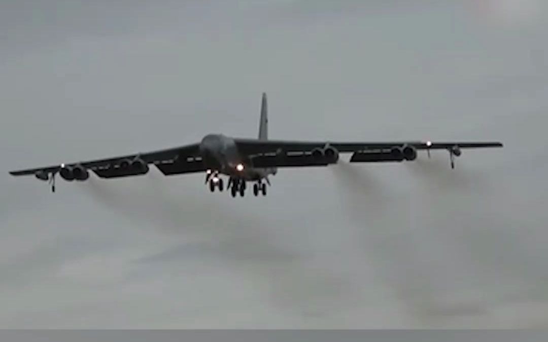 俄罗斯军机拦截美军B-52轰炸机