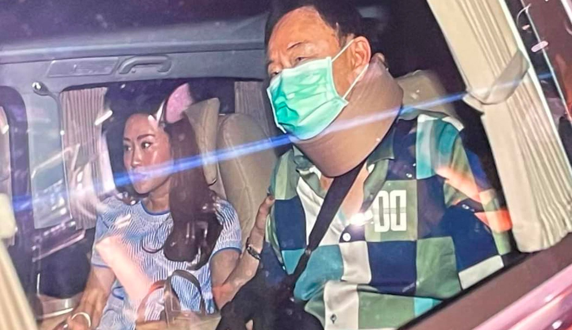 泰国前总理他信已正式获得假释 在女儿陪同下乘车离开