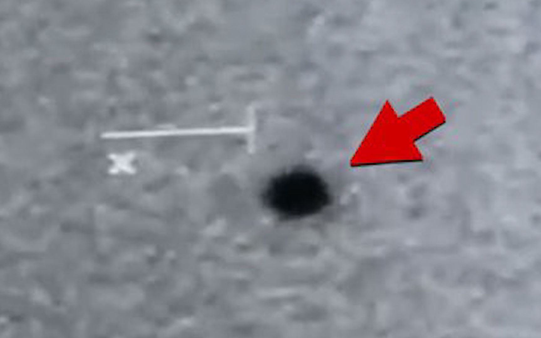 美海军再目击UFO？黑色不明飞行物高速划过长空 突然转向水中消失