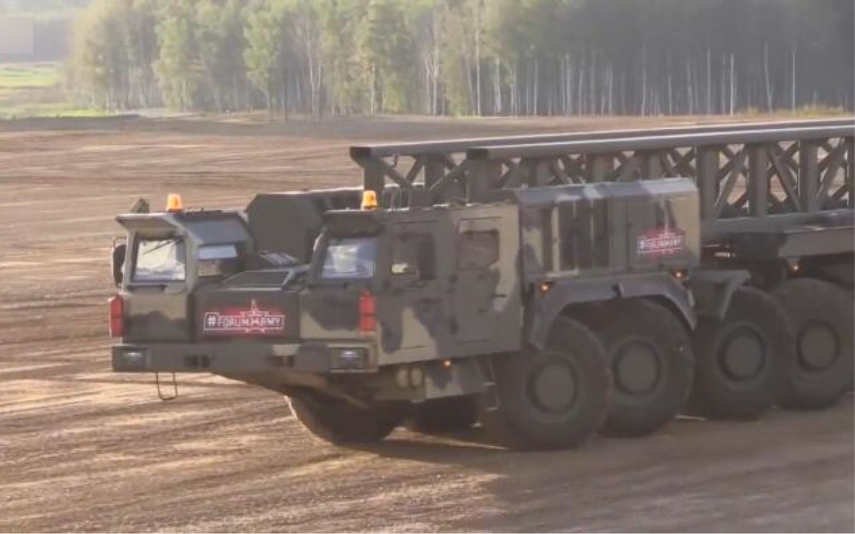 俄罗斯展示新型洲际导弹发射车KAMAZ-7850