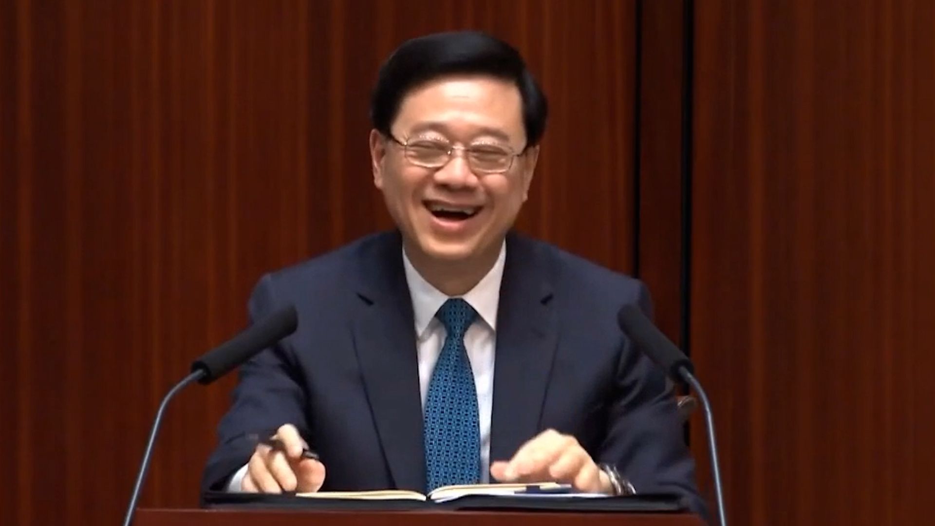 李家超首次在立法会用普通话回答提问：我尽量，听不懂的你说哈