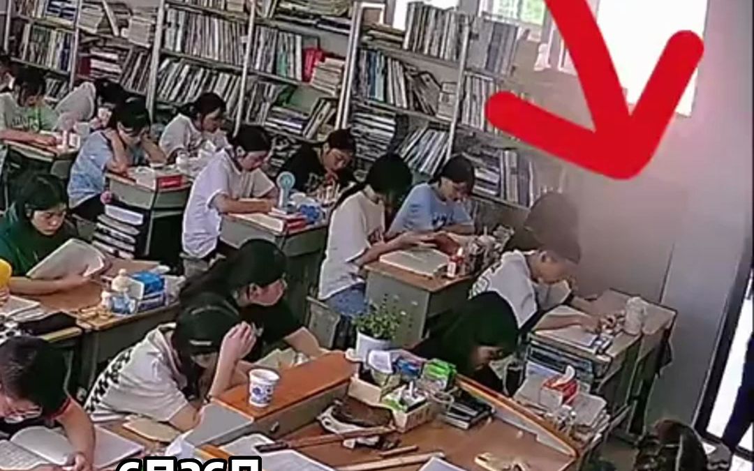 当班主任说需要几个同学时，后排男生一溜烟地往外跑。