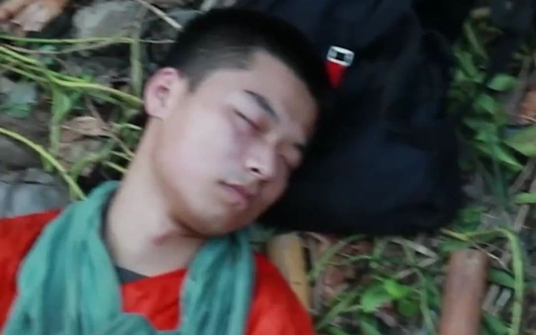 这就是人民子弟兵！解放军奋战山火休息时和衣而卧