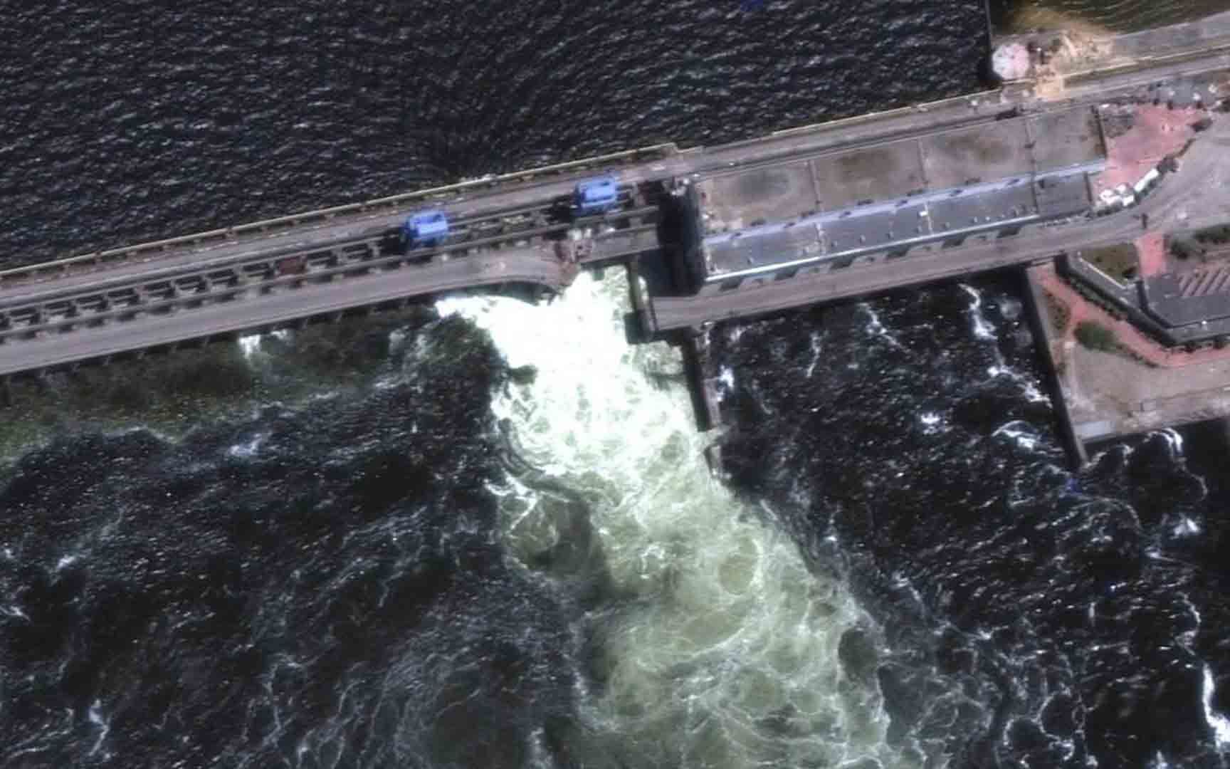 卡霍夫卡水电站遭袭，储水涌向下游：当地动物园被淹 乌军开船撤离