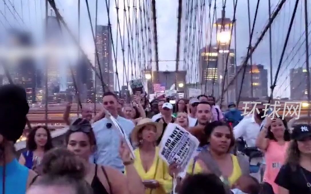 纽约民众反对强制接种疫苗，游行示威大骂拜登