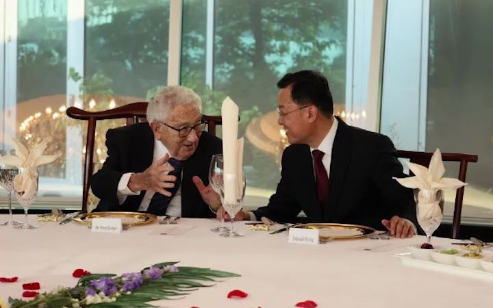 中国驻美大使发推并晒合影：很高兴举办晚宴，庆祝基辛格百岁寿辰