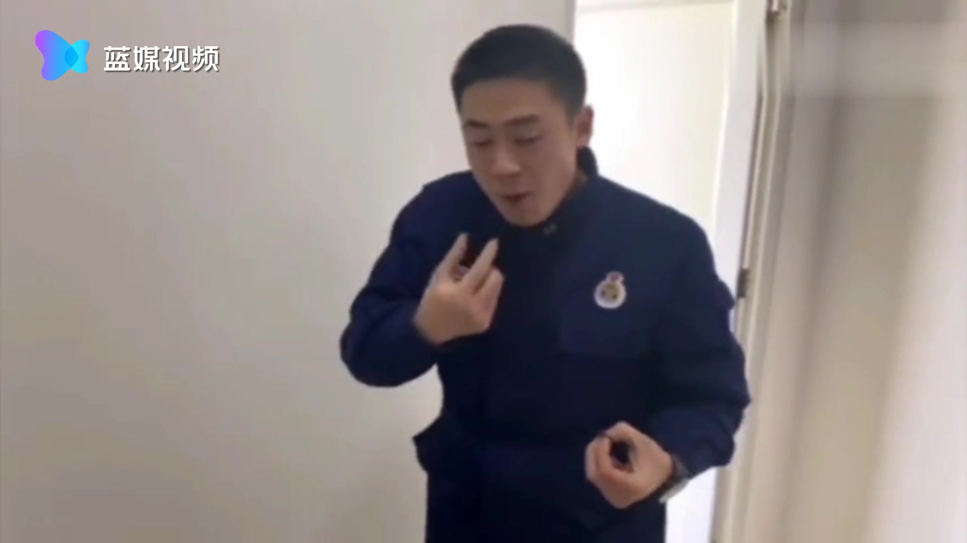 上万只蜜蜂衣柜里筑巢 消防出动清理出60斤蜂蜜