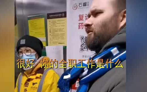 上海一外卖小哥偶遇老外流利交谈：以前在泰国当老师常用英语