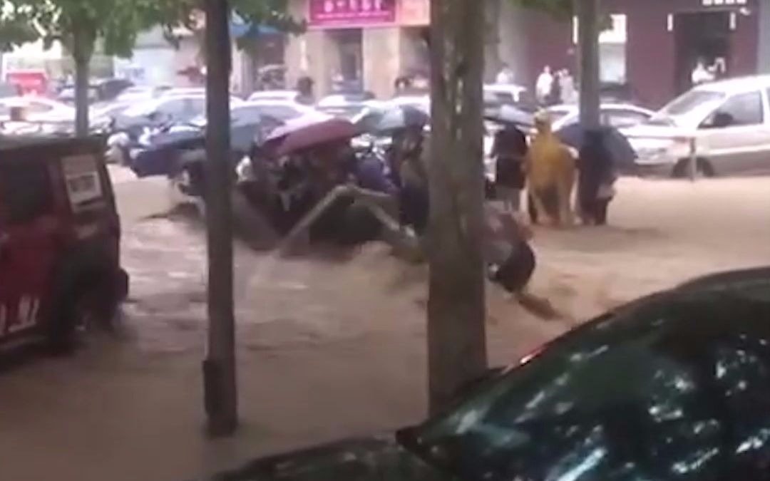 惊险！郑州一老人跌落洪水中，生死时刻群众冲进激流中救人！谢谢你们的挺身而出！