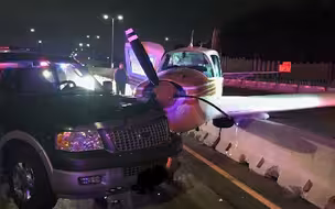 飞机追尾小汽车！监控视频拍下撞车瞬间 警察赶到现场都懵了