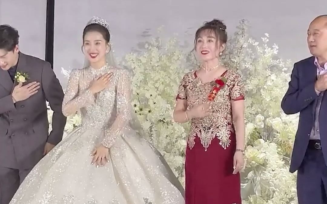 婚礼礼成，一家人上台跳舞感谢宾客，看到2位妈妈状态众人羡慕