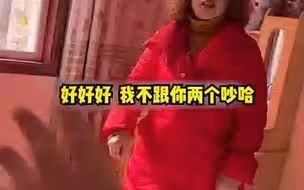 大学生放假回家行李箱摊开放床边，妈妈一脸嫌弃，吐槽太乱了，男生：这是全球统一。