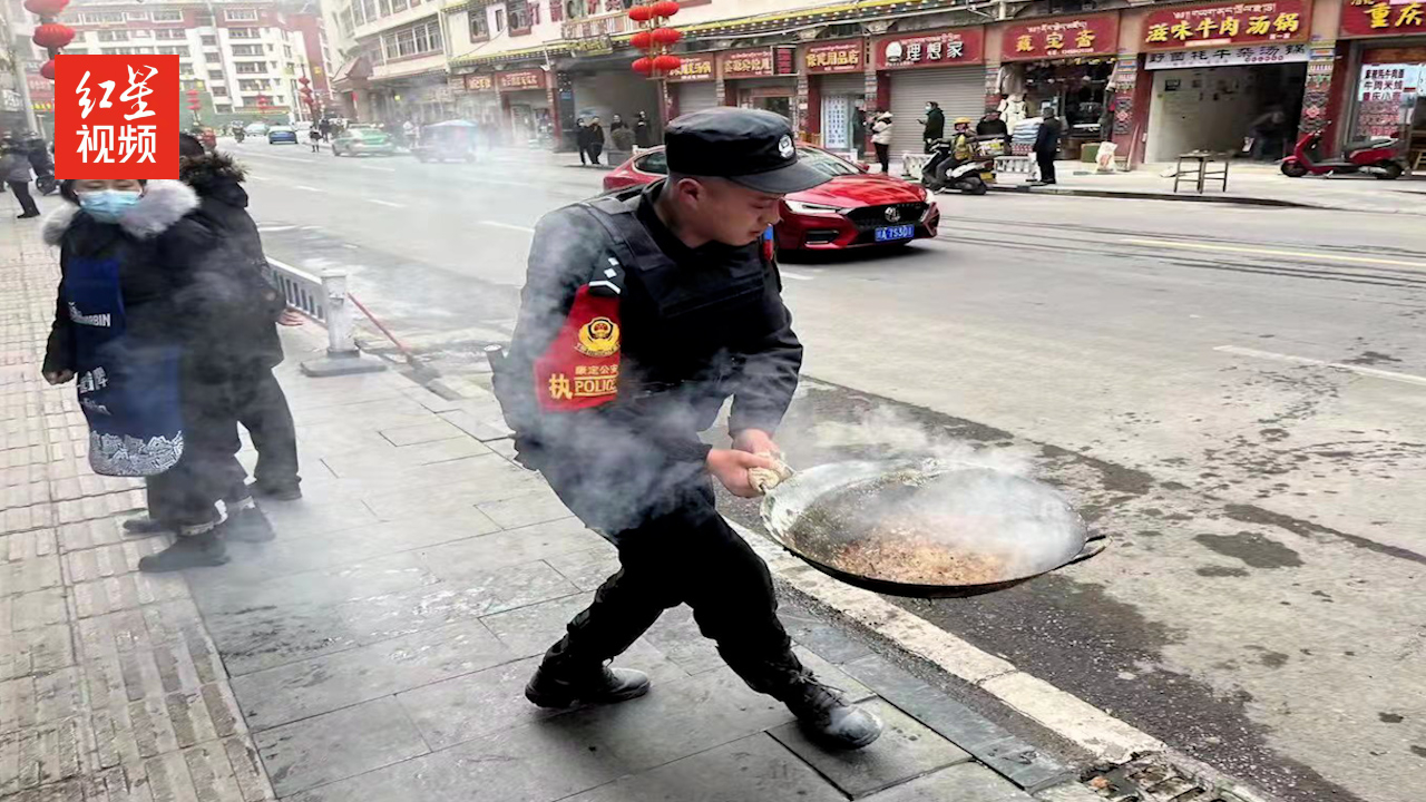 这小伙真帅！饭店起火，24岁特巡警端起半锅滚油就往外跑