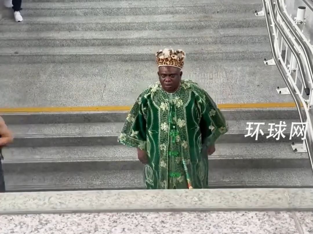 外国男子感叹在中国的超强安全感！在高铁站偶遇尼日利亚酋长不带保镖独自等车，悠哉悠哉下楼还和网友打招呼