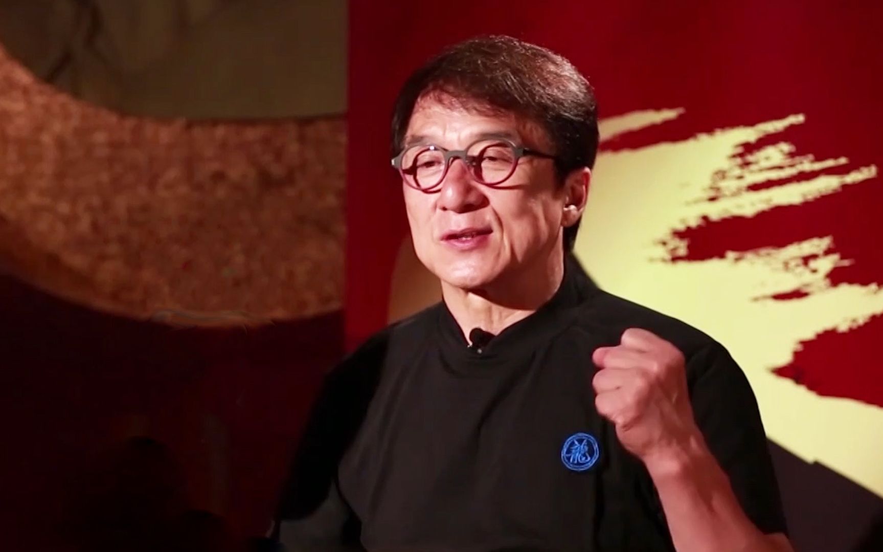 成龙发声：做中国人是小时候梦寐以求的，期待香港尽快恢复安宁