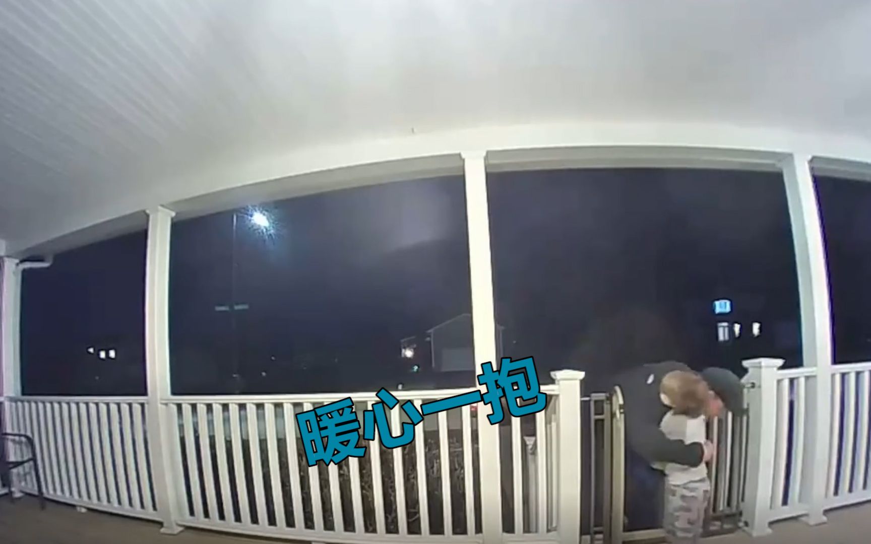 治愈！2岁萌娃追出门给外卖小哥一个抱抱 事后才知道他刚失去女儿