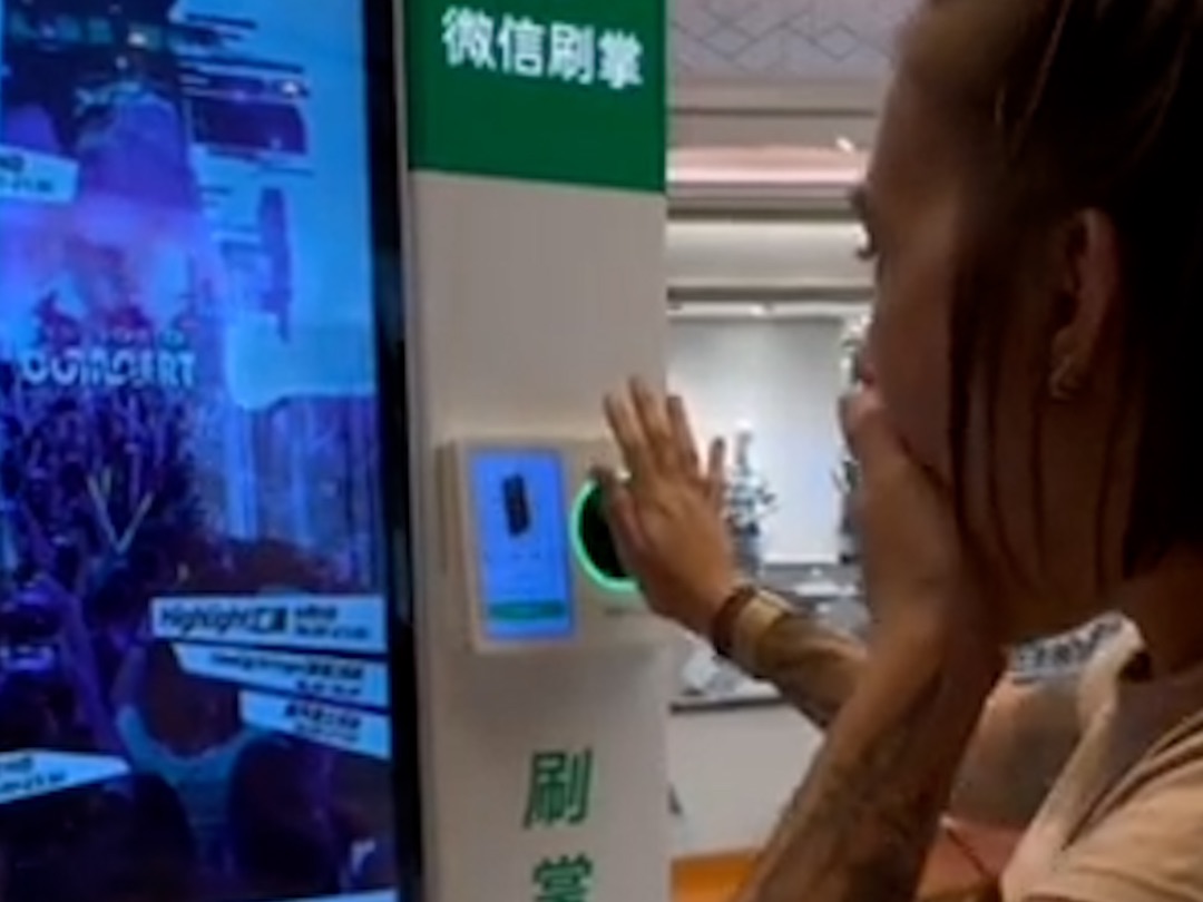 巴西网红中国旅游碰到“刷掌支付”，体验过后惊讶捂嘴直呼不可思议