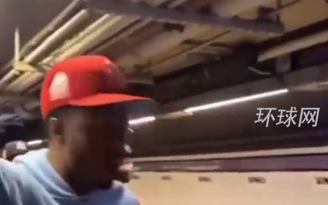 亚裔男子在纽约地铁站遭三名黑人男子袭击：一人将其抱住，另两人轮流进行殴打