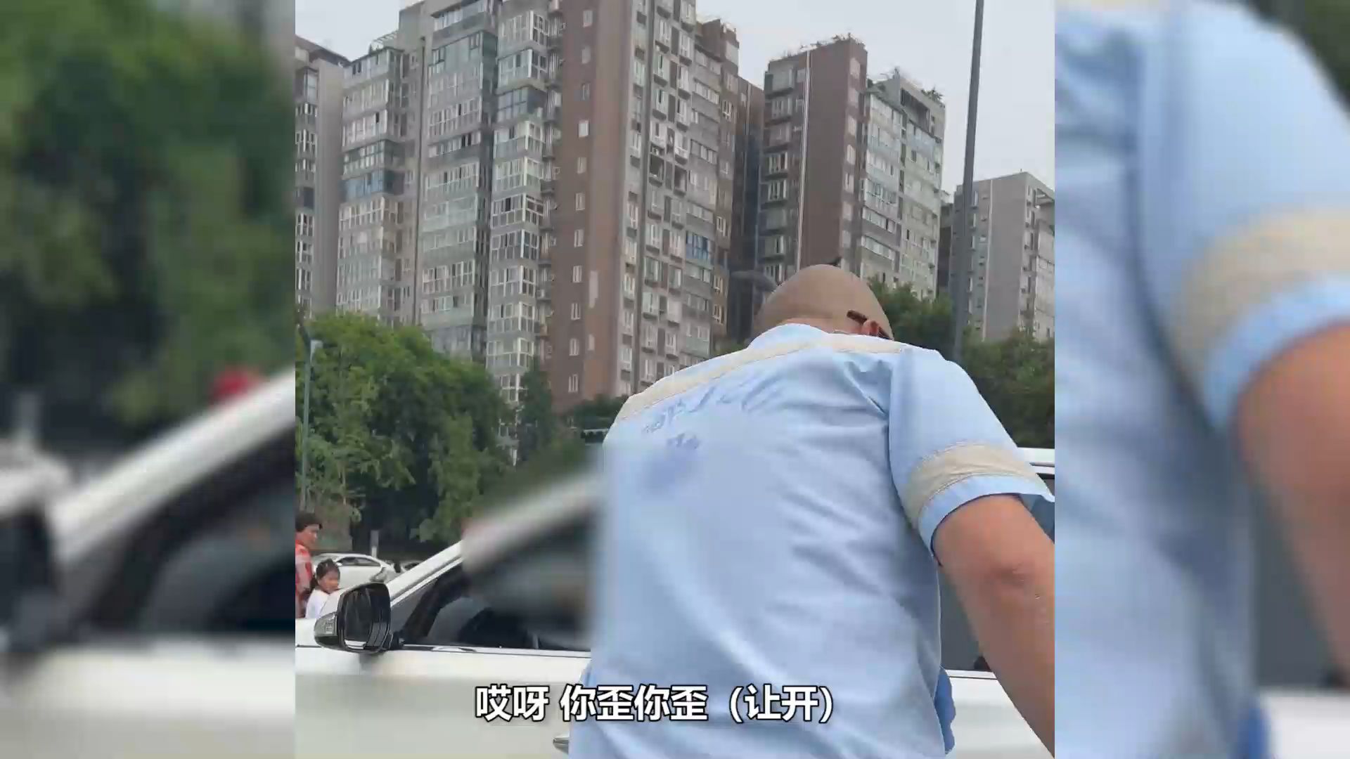 四川一女司机不肯给救护车让路 救护车司机下车劝说无果，交警介入