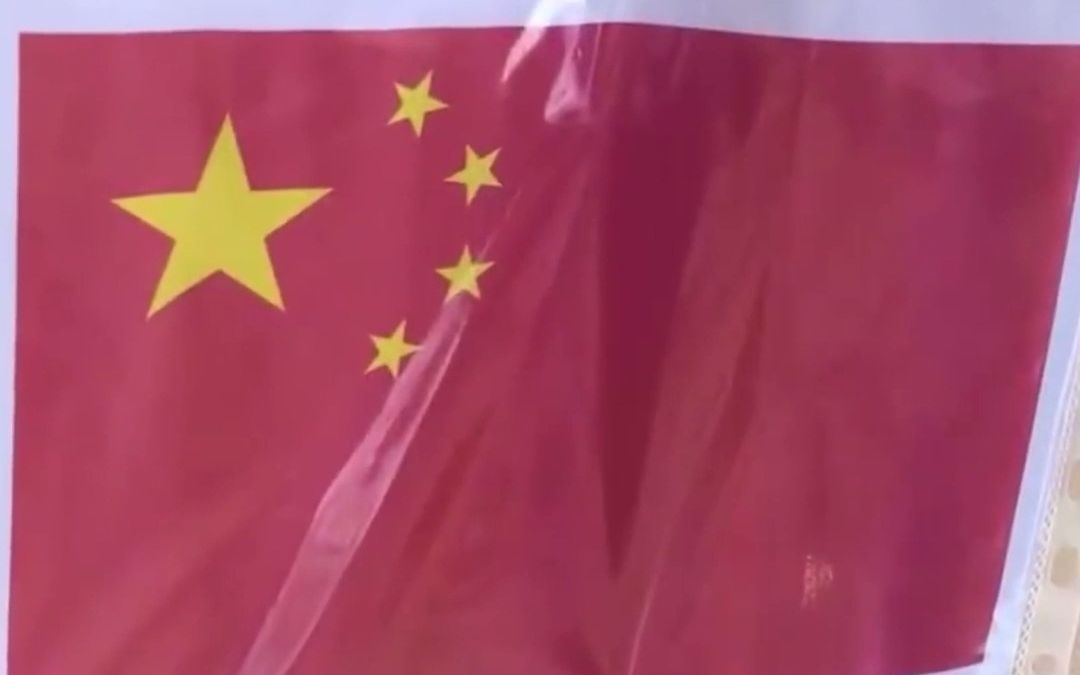 愿平安回家同学们！在乌克兰的中国留学生打印好国旗随身携带