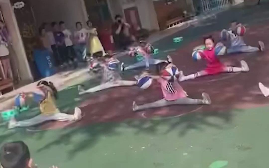 幼儿园小朋友表演节目，双手花式拍球动作整齐划一。网友：现在幼儿园都这么卷了