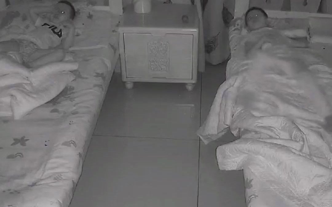 弟弟睡不着奶声奶气求哥哥陪，哥哥睡眼朦胧来到弟弟床上，拍着弟弟哄睡着
