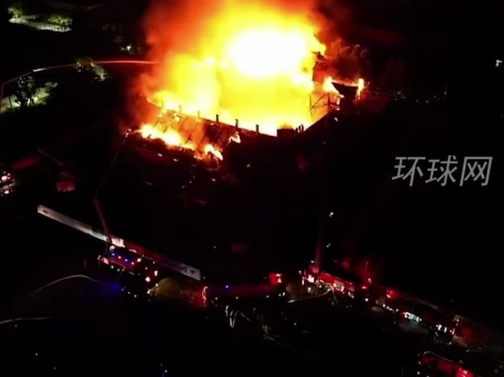 河南大学明伦校区大礼堂失火，距今约有100年历史，知情者：起火时有施工队在此休息