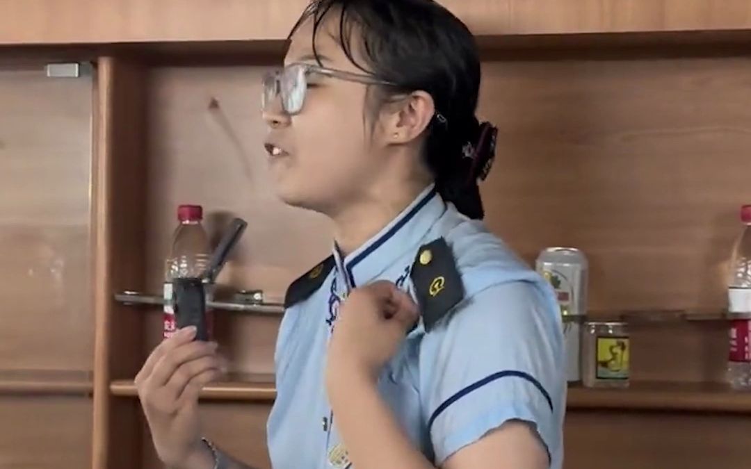 K396列车受持续暴雨影响晚点，列车员哽咽安抚乘客情绪。 “我穿这身衣服，就得对得起大家。