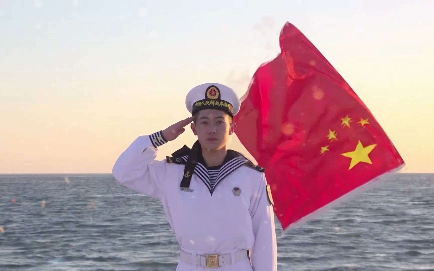海军小哥哥的军装变身，一身浪花白太帅了！