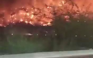 传说是新德里附近的垃圾山着火了