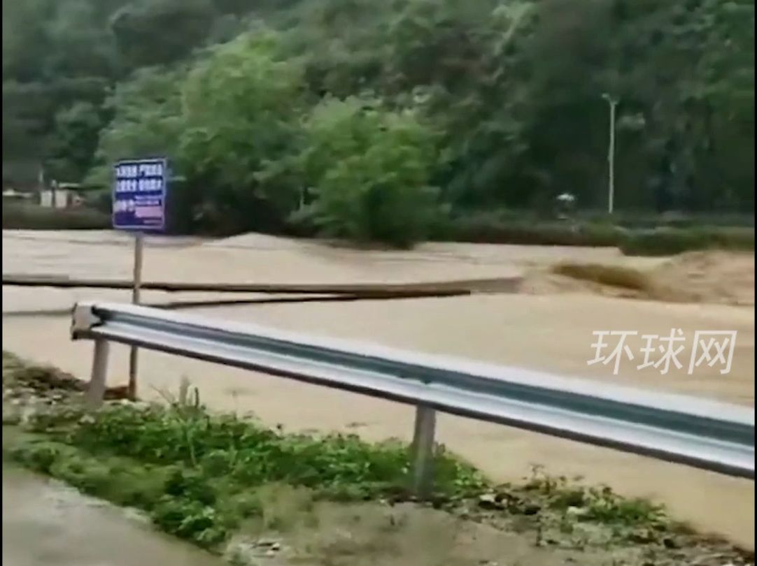 广东清远遭遇强降雨天气，铁索桥被冲断，汽车被冲走，消防官兵展开救援