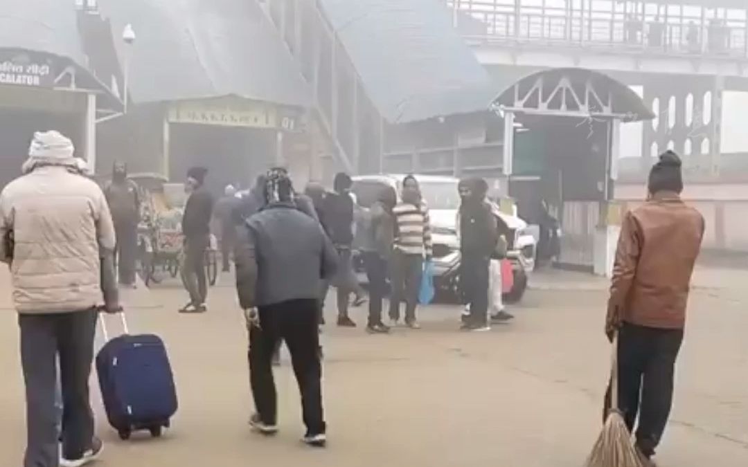 俄媒：印度遭遇罕见寒流 民众烧火取暖导致浓雾弥漫