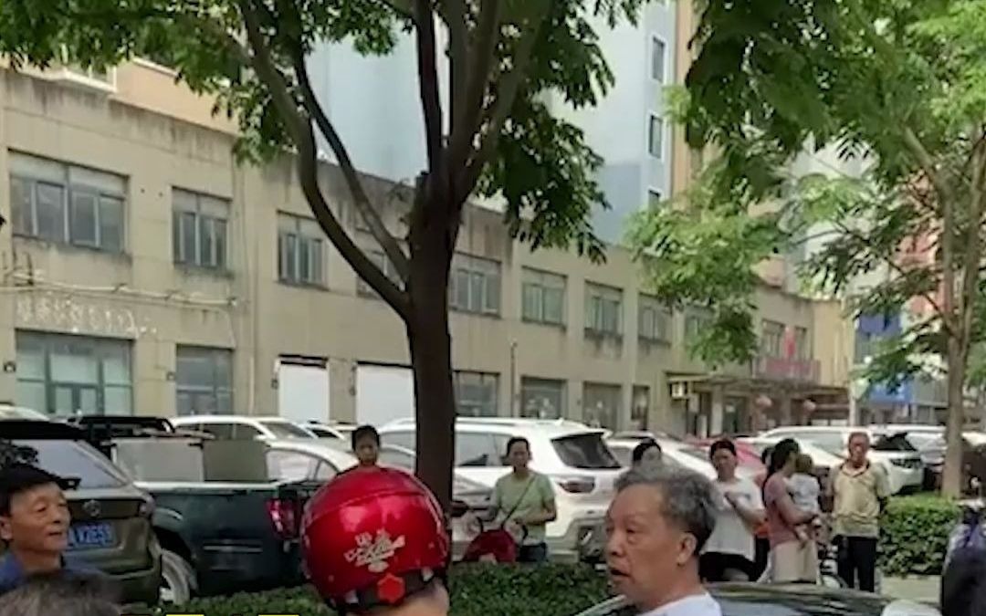 迈凯伦跑车违停挡住公交车还联系不上车主 “豪横”大爷欲砸车
