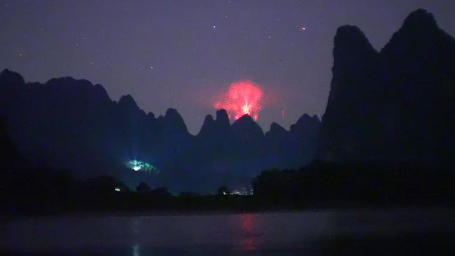 宇宙烟火！桂林现“红色精灵”闪电 摄影师拍下罕见一幕