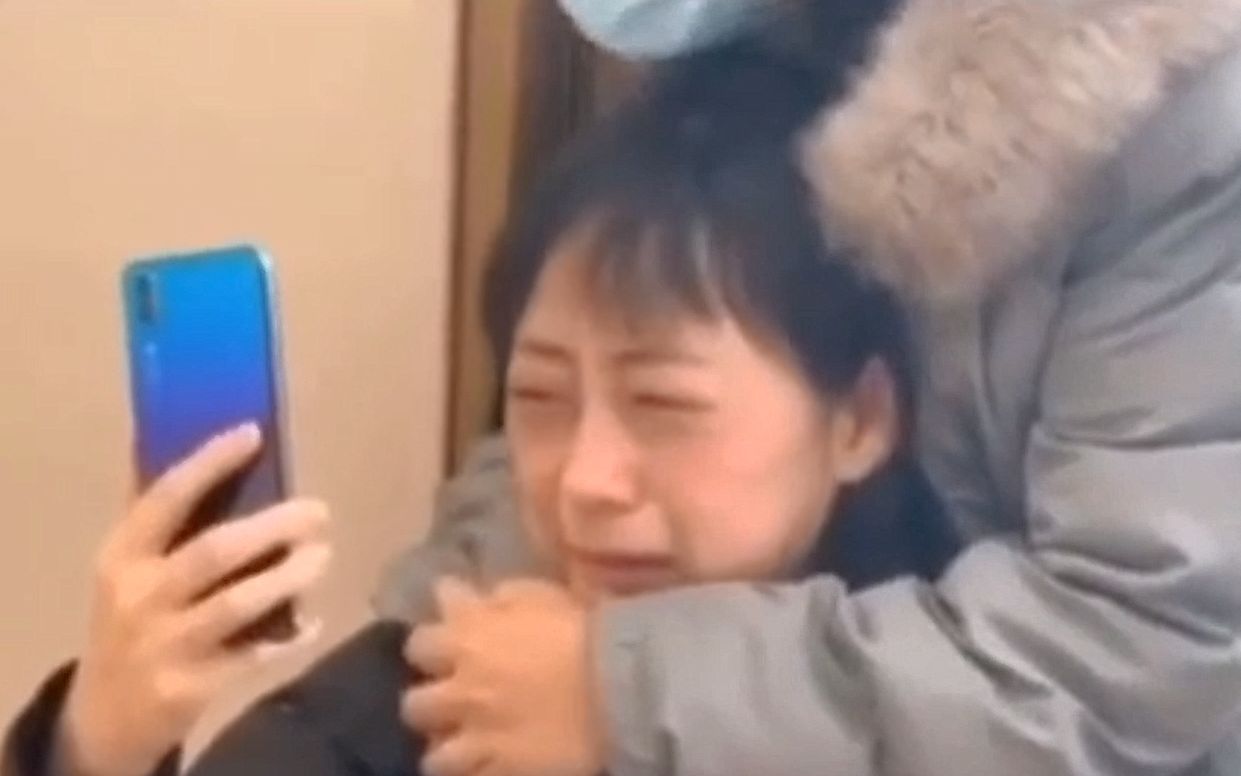 【父亲突发脑梗去世，抗疫医生手机屏幕前下跪送别！】一声“儿不孝”，令人心碎！