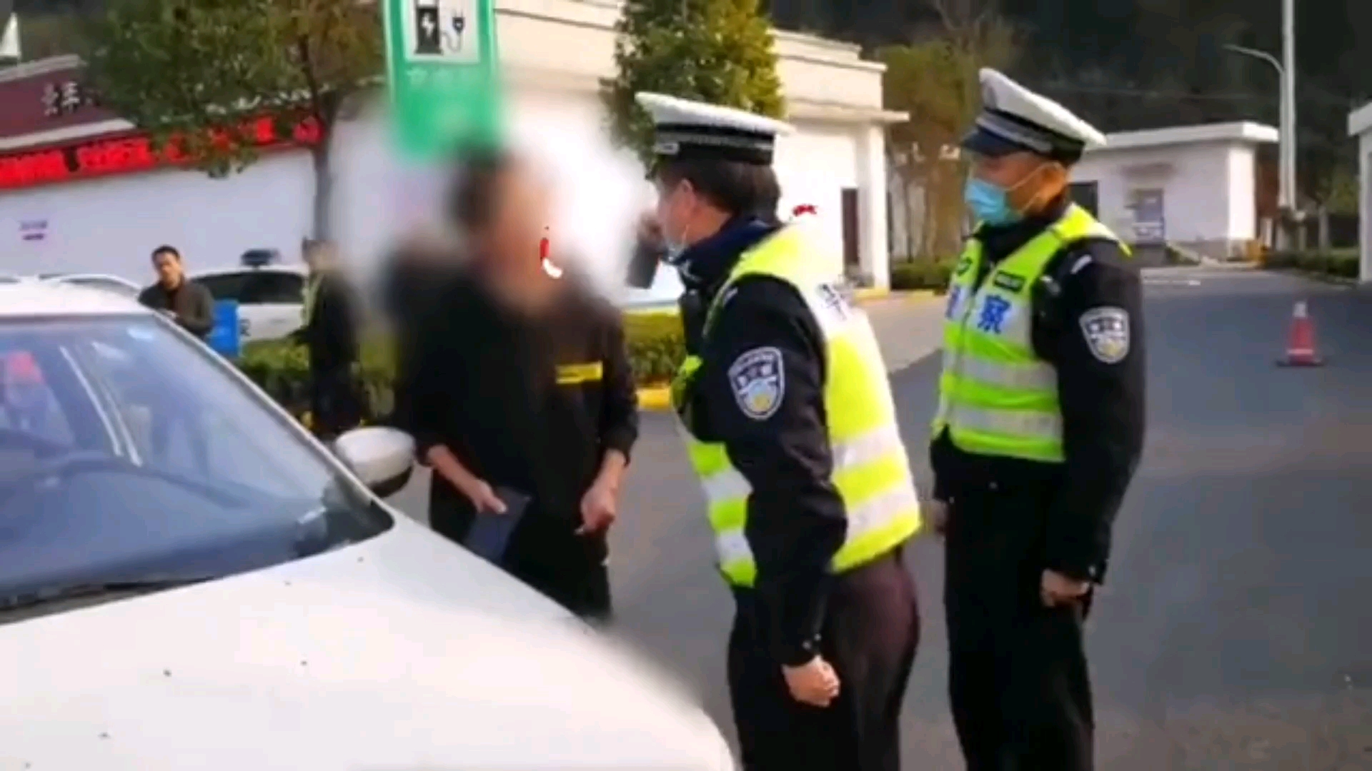 #女司机超速被查大骂民警是临时工# 被处以行政拘留7日
