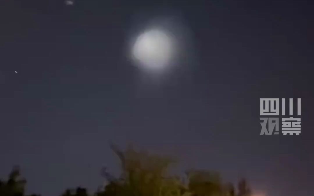 济南夜空现巨大不明发光物 北京、洛阳等地均可见