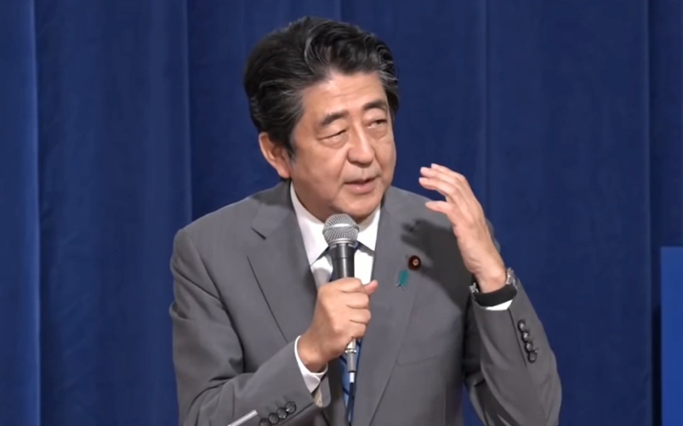 临近李登辉一周年祭日，安倍晋三称想到坟前祭拜，台网友神评论！