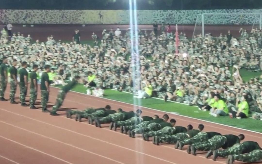 军训后教官集体表演前倒，同学们激动欢呼！