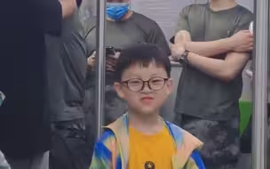 男孩地铁上遇见兵哥哥，拜托妈妈偷拍合影，妈妈：他的梦想开坦克