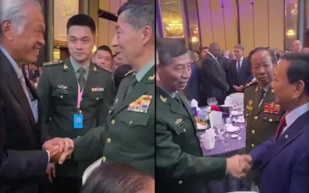 新加坡防长、印尼防长走到中国防长李尚福身边，与李尚福亲切握手交谈。