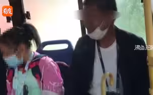 愤怒!威海公交车上一老人猥亵女童近1分钟，被发现后微笑看向女孩