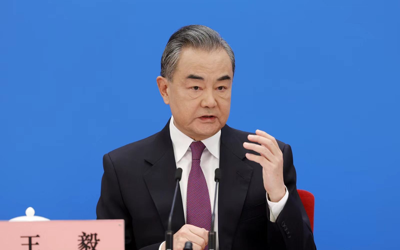 王毅：中国外交将做广大老百姓的贴心人，做海外同胞利益的守护人